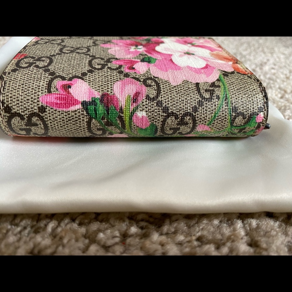 SOLD Gucci blooms Compact Wallet - Picture 16 of 16